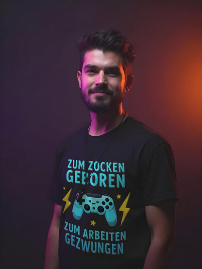 Herren Model trägt schwarzes T-shirt mit einem Design vorne - Zum zocken geboren.