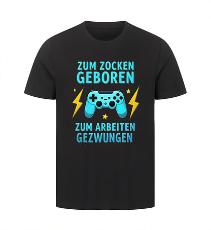 Schwarzes Herren T-shirt in der Frontansicht mit einem Design an der Front "Zum zocken geboren - Zum Arbeiten gezwungen".
